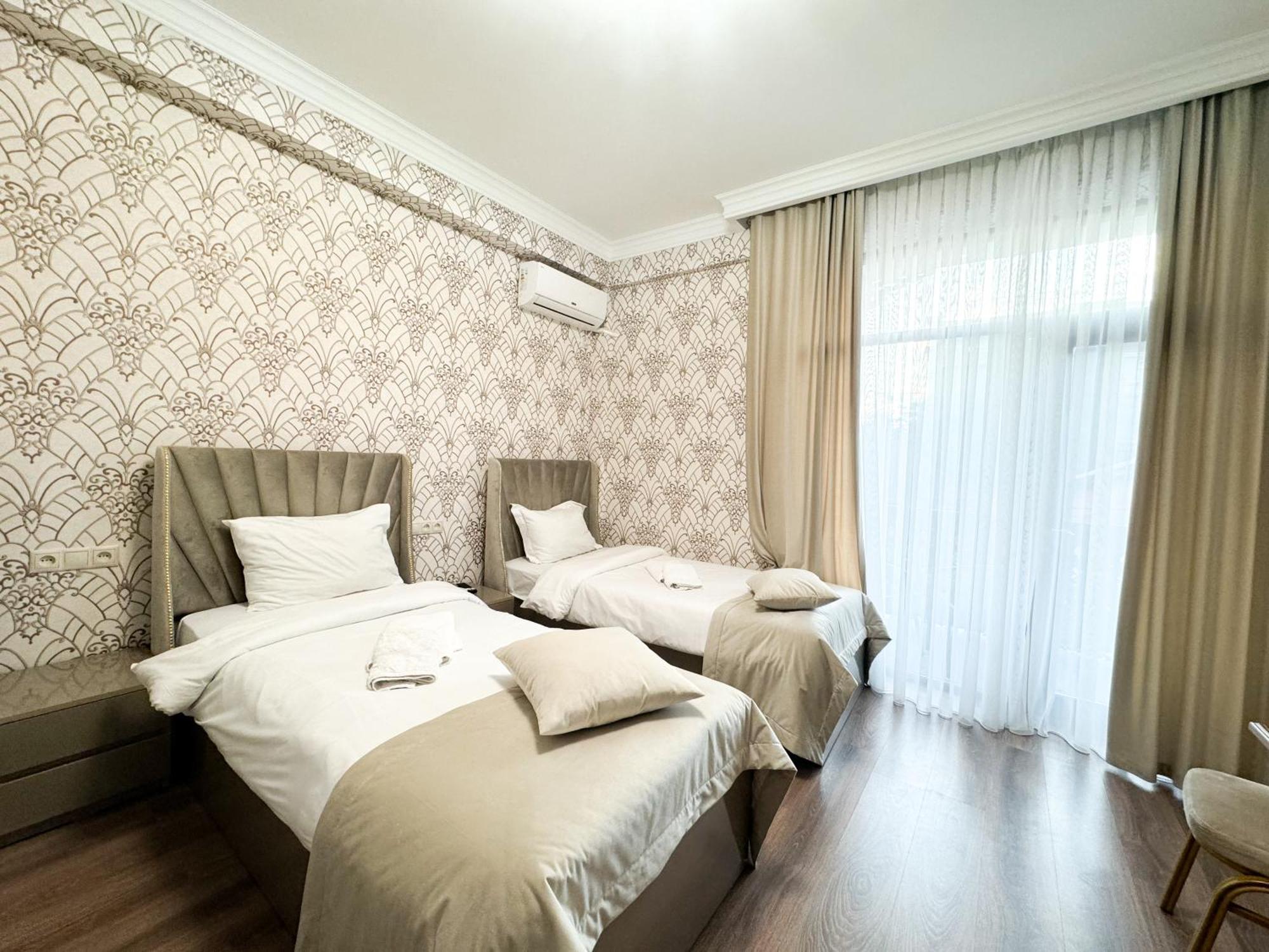 Armenia Hotel Ереван Екстериор снимка