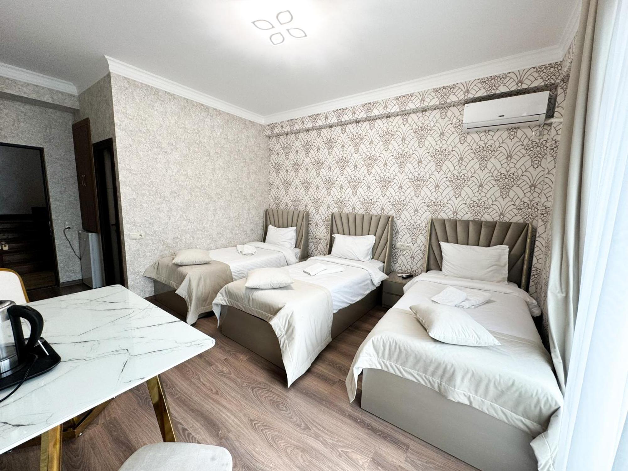 Armenia Hotel Ереван Екстериор снимка