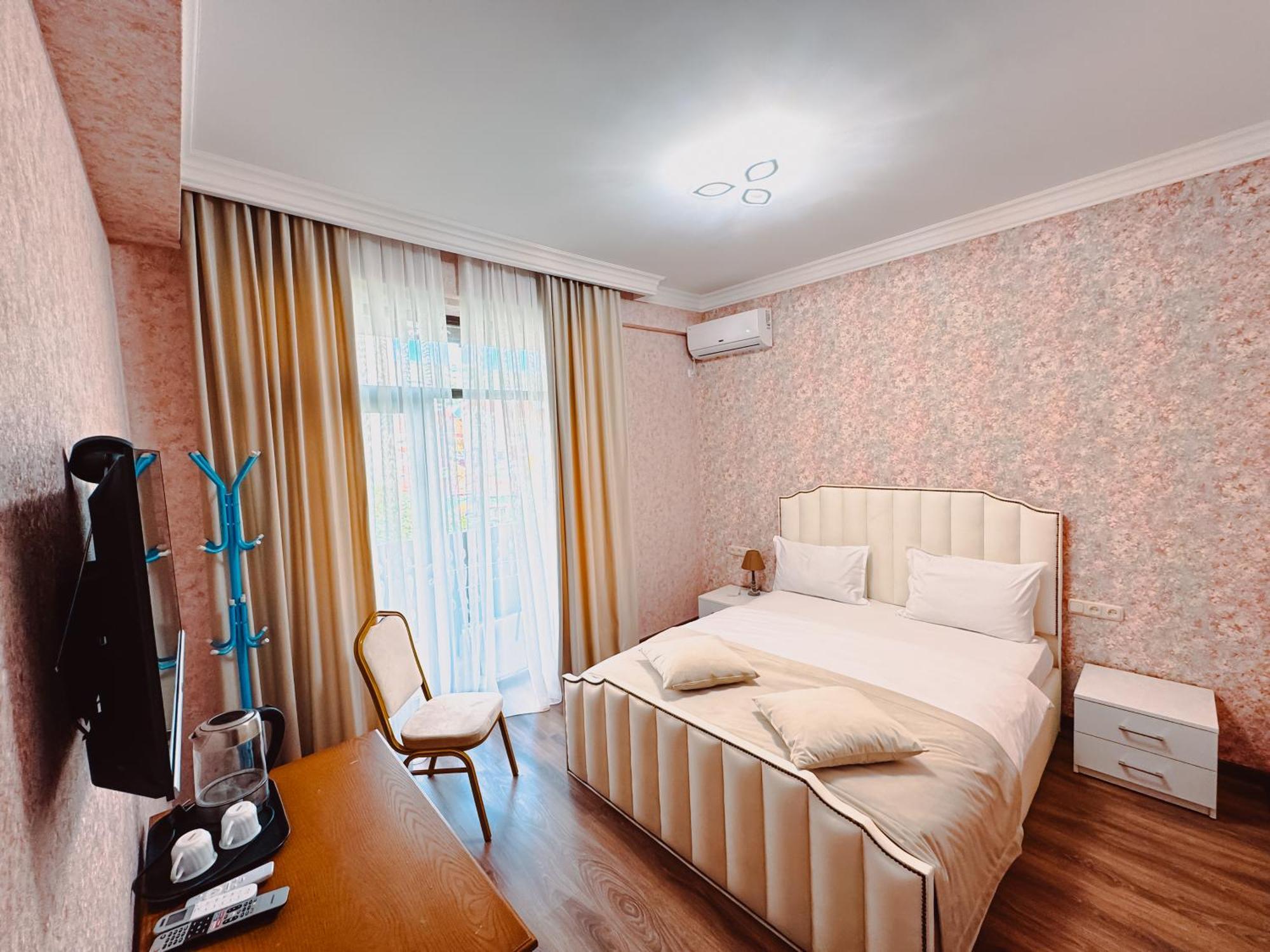 Armenia Hotel Ереван Екстериор снимка