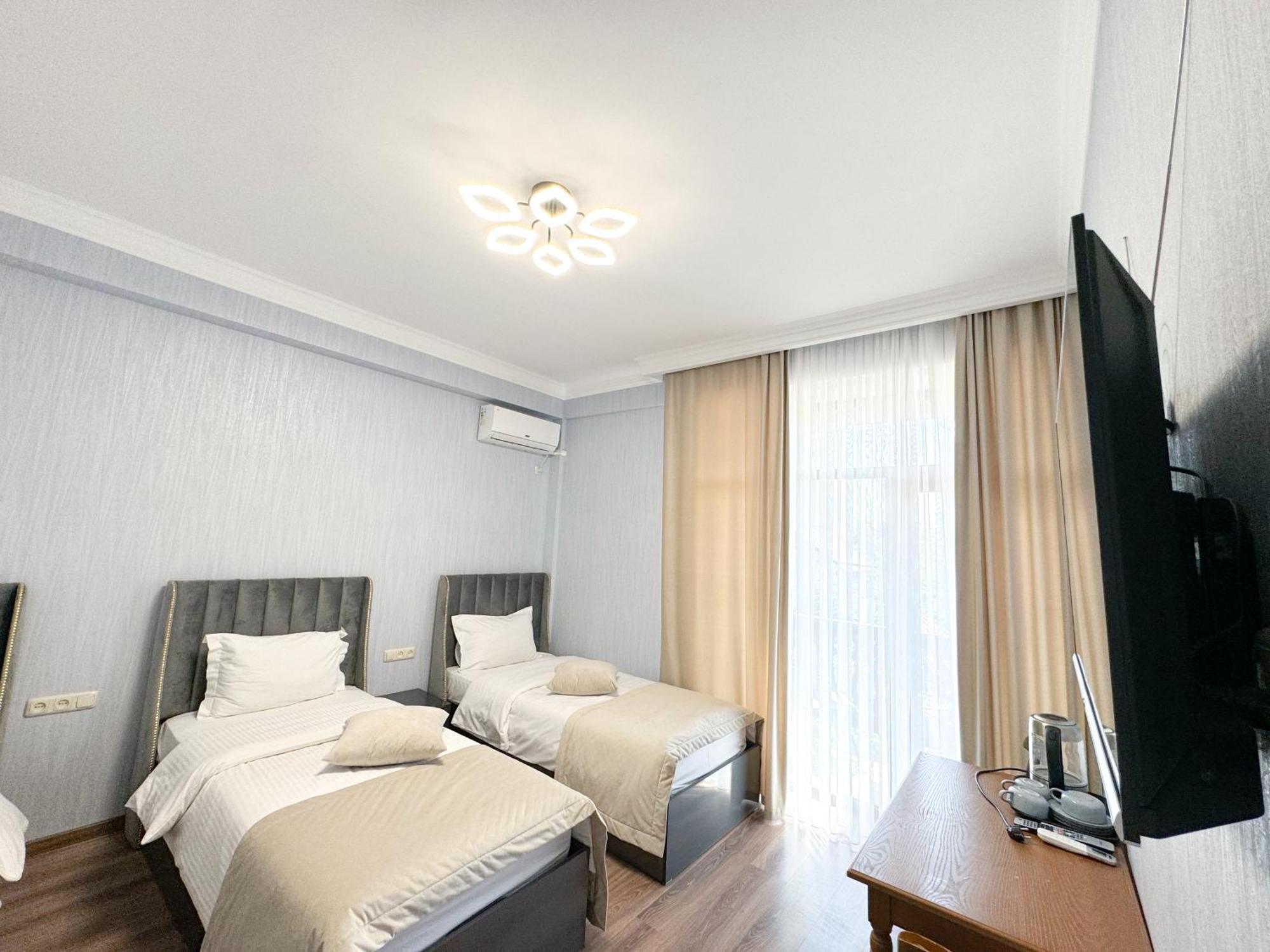 Armenia Hotel Ереван Екстериор снимка