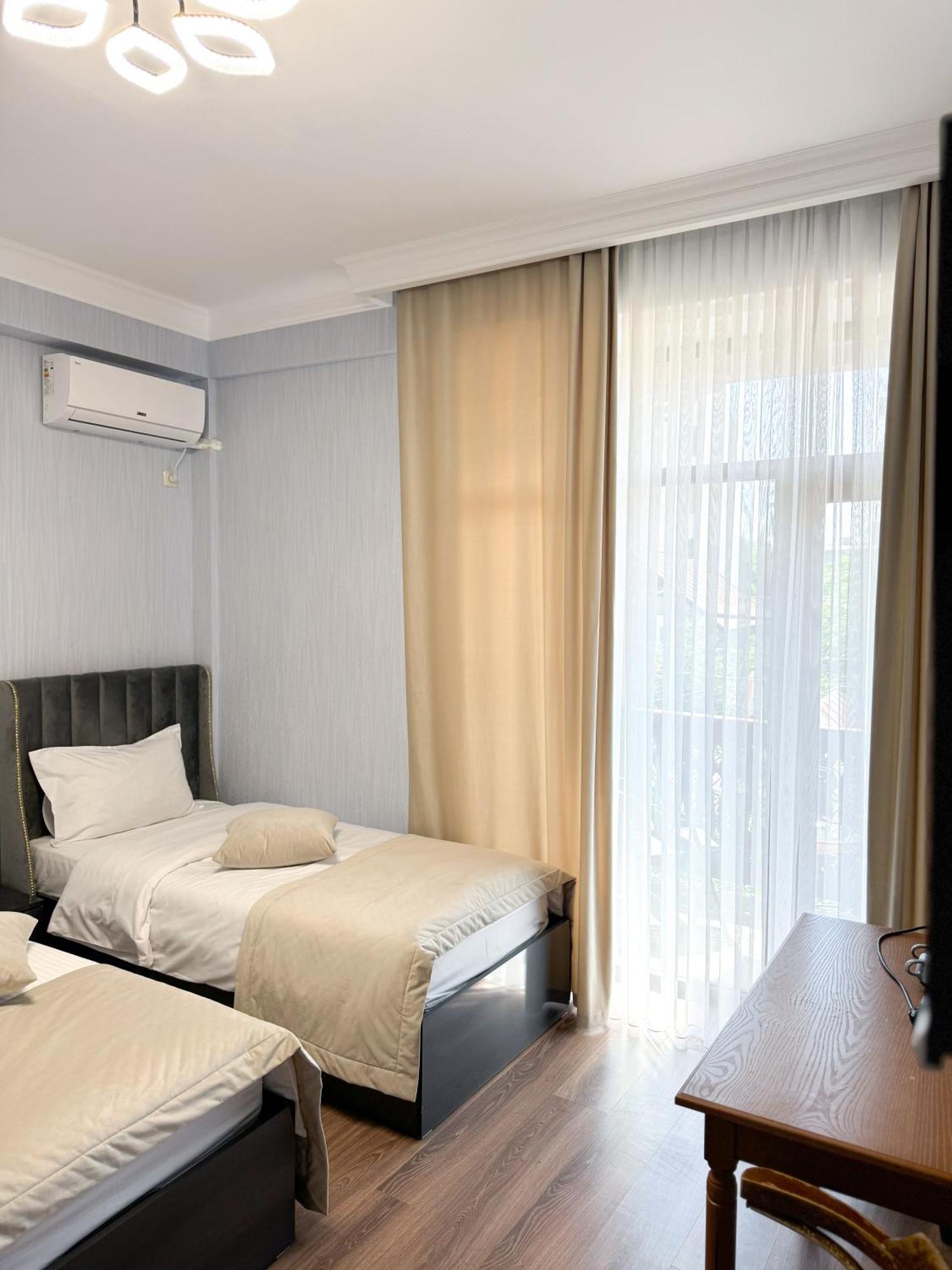 Armenia Hotel Ереван Екстериор снимка