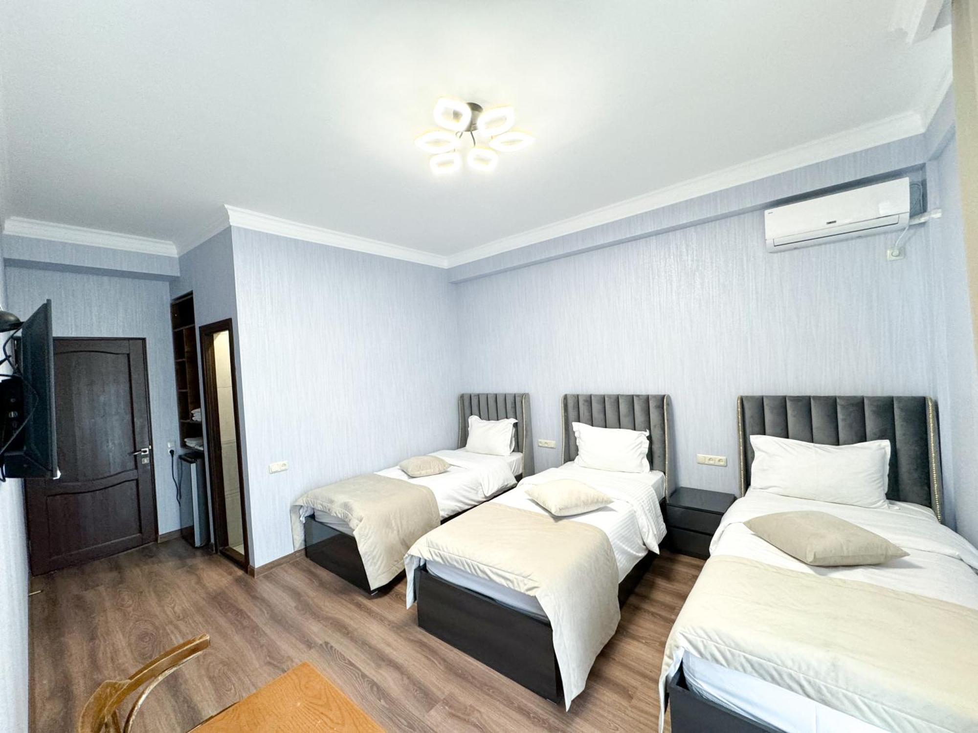 Armenia Hotel Ереван Екстериор снимка