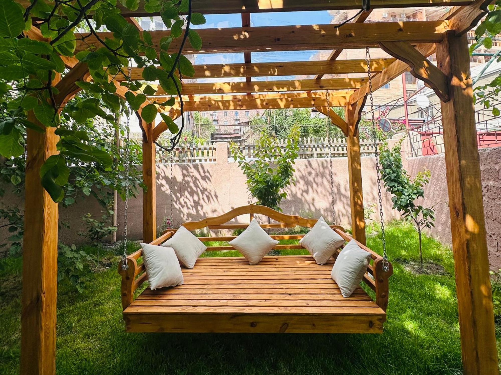 Armenia Hotel Ереван Екстериор снимка
