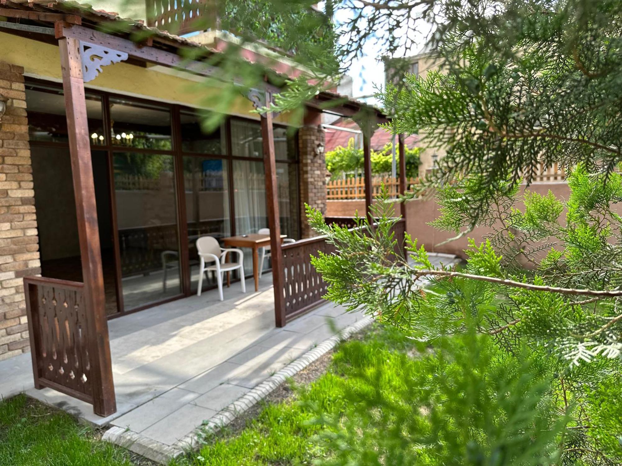 Armenia Hotel Ереван Екстериор снимка