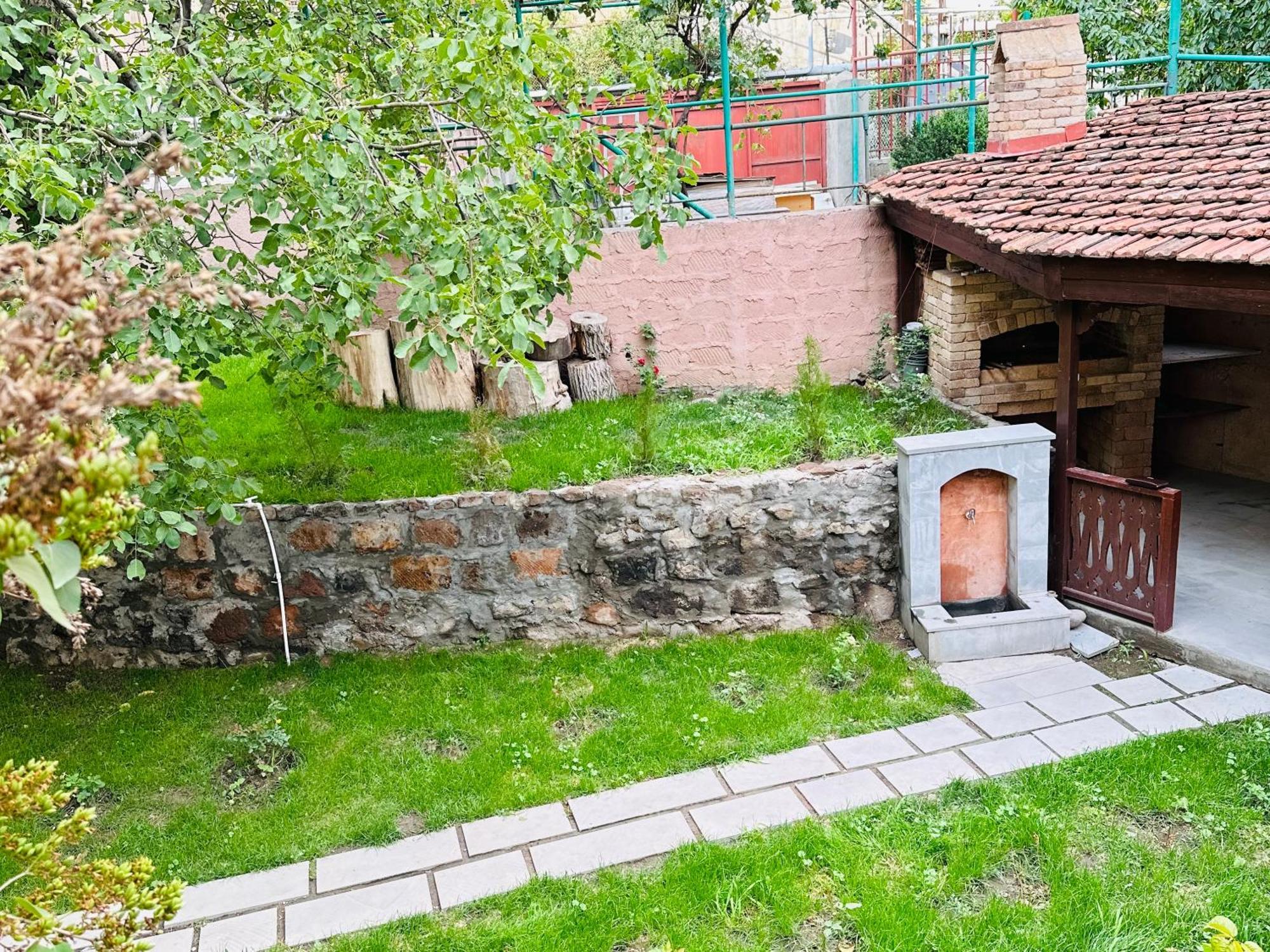 Armenia Hotel Ереван Екстериор снимка